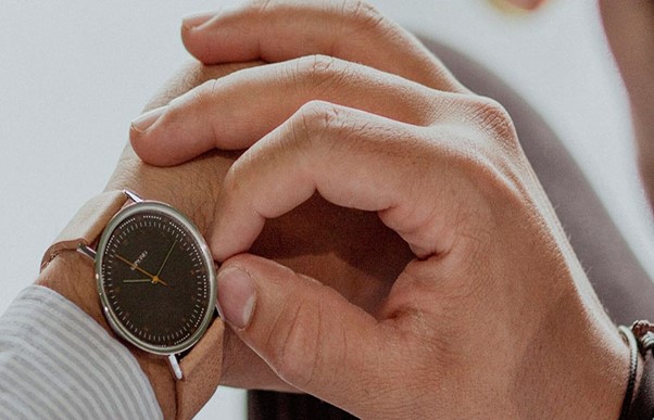 ریشه تاریخی و عرفی بستن ساعت به دست چپ -بستن ساعت به دست چپ نه فقط یک عادت است، بلکه انتخابی هوشمندانه برای حفاظت، راحتی و طول عمر ساعت است. با ما در بازار ساعت همراه باشید ☎️09302102005