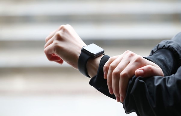 تأثیر طراحی ساعت بر انتخاب دست-بستن ساعت به دست چپ نه فقط یک عادت است، بلکه انتخابی هوشمندانه برای حفاظت، راحتی و طول عمر ساعت است. با ما در بازار ساعت همراه باشید ☎️09302102005