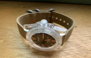 شیشه اکریلیک (Acrylic) - شیشه‌ های ساعت سیکو|انواع جنس شیشه ساعت مچی سیکو|تشخیص ساعت مچی برند سیکو اصل|بهترین شیشه ساعت سیکو|نگهداری از شیشه ساعت مچی سیکو|خرید ساعت سیکو با شیشه مناسب